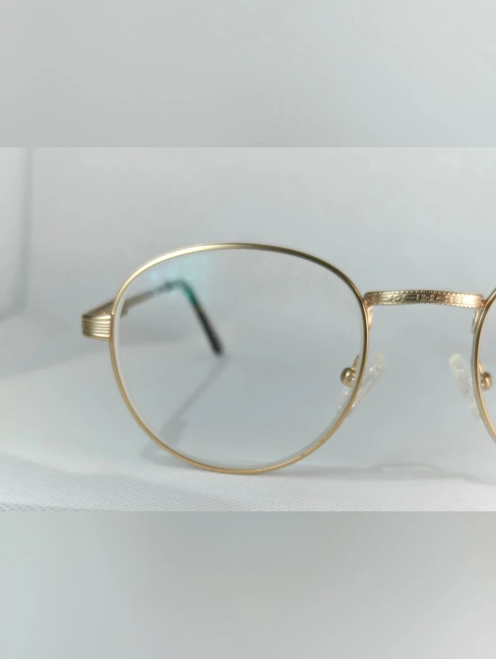 Belleville. Gold Metal Round. Eyeglasses - Classic Frame.